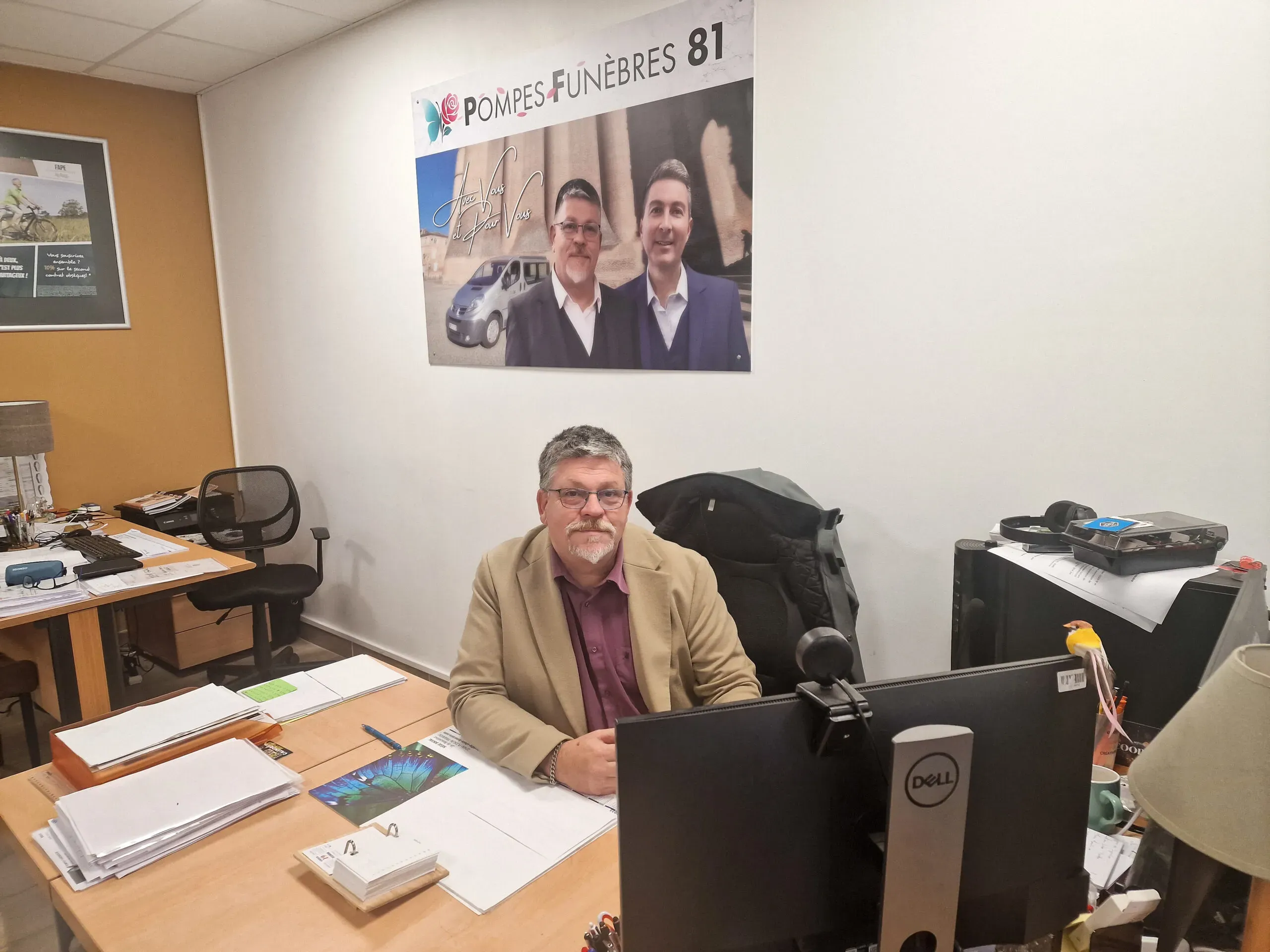 Sylvain, conseiller funéraire chez Pompes Funèbres 81 à son bureau.