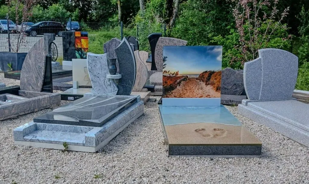 Exposition de monuments funéraires modernes en granit et verre personnalisés.